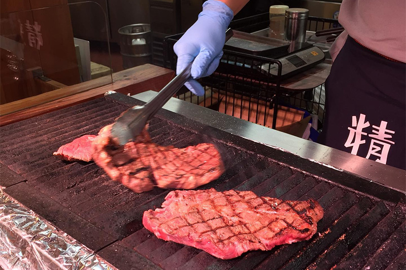 精肉店の厳しい目利きと巧みな調理技術